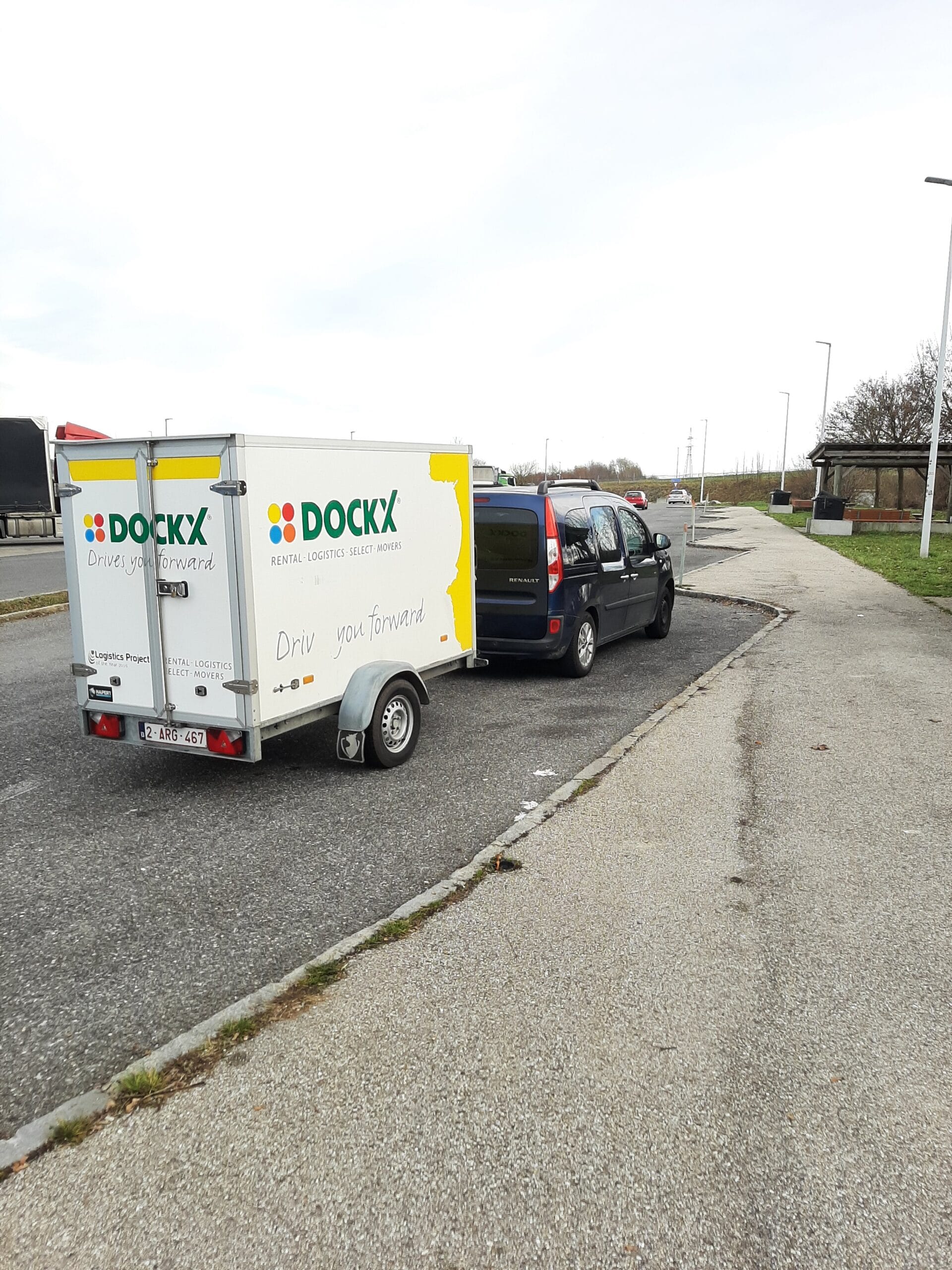 Onderweg met aanhanger voor onze verhuis