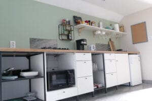 Keuken met gaskookplaat, combi-oven en espresso-apparaat
