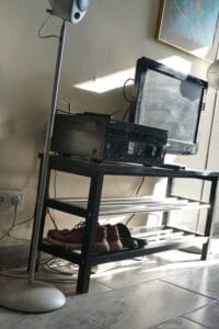 Schoenenrek met TV en radio