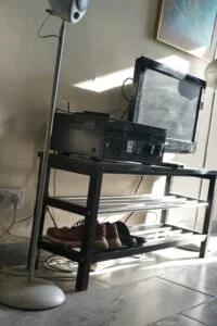 Schoenenrek met TV en radio
