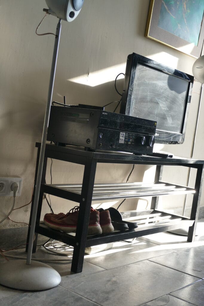 Schoenenrek met TV en radio