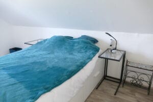 Bed met nachttafeltje