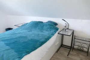 Bed met nachttafeltje