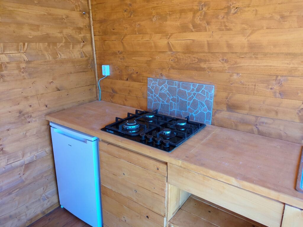 gasvuur en koelkast in buitenkeuken